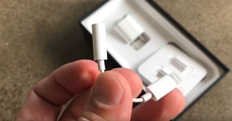 Apple May Ditch New 2018 iPhone’s Headphone Adapter