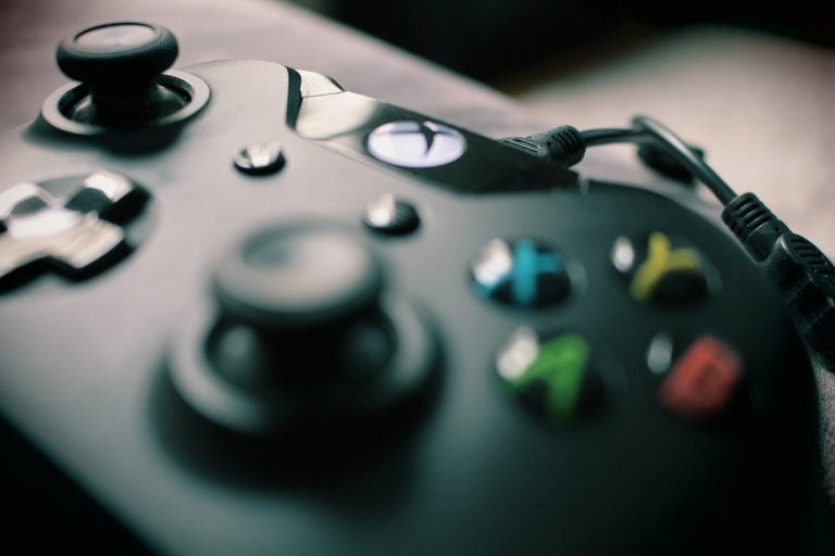 Microsoft Thinks You’d Love To Use Xbox Controllers To Play Mobile Games