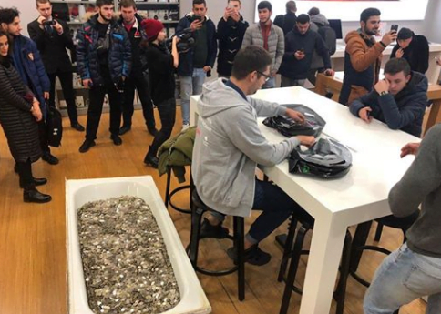 A Russian Man Uses Bathtub Full Of Coins To Buy iPhone XS