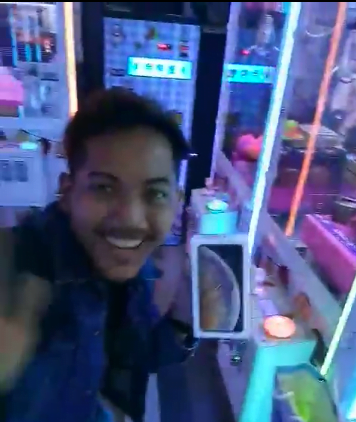 Nasty Surprise After Trying To Win Iphone Xs From Claw Machine