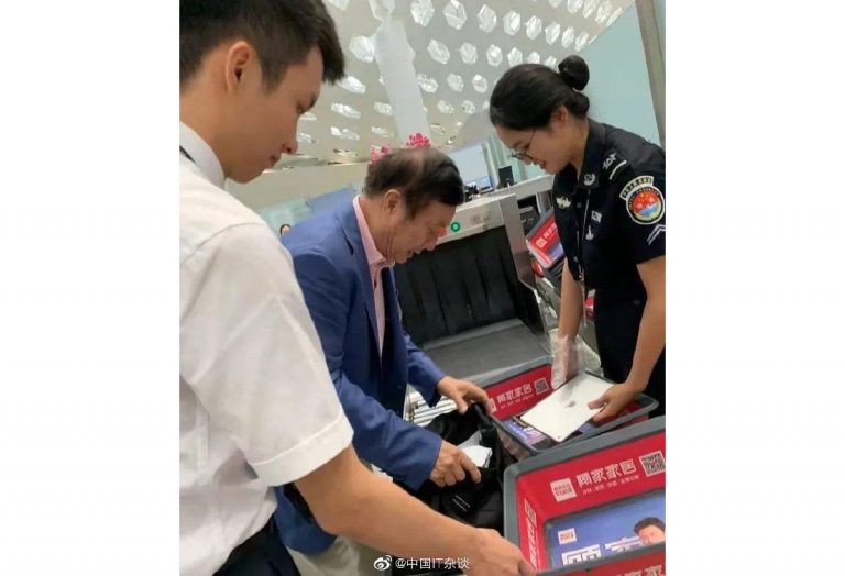 Huawei CEO iPad at Airport