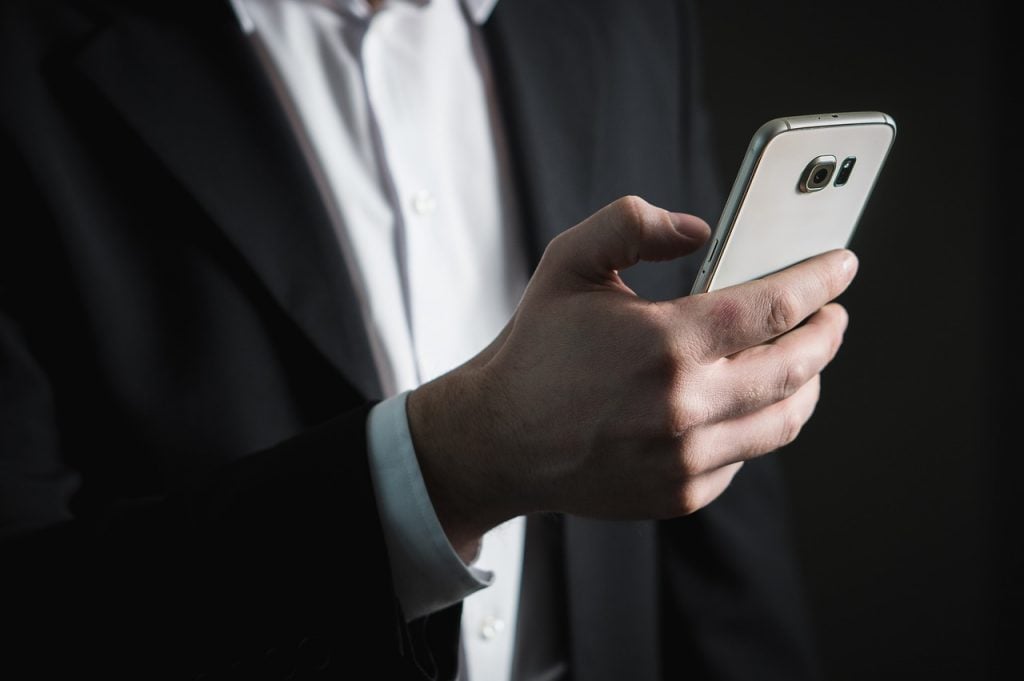 pakistan two duty-free mobile phones