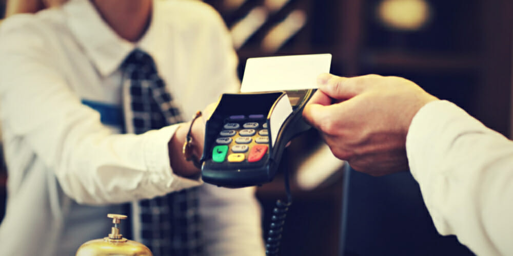 do hotels charge your credit card when you make a reservation?